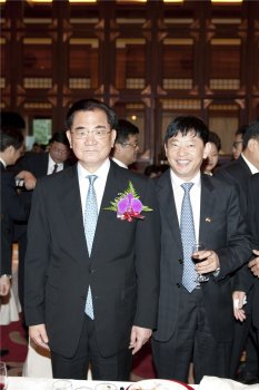 董事局主席与台湾国民党荣誉主席连战合影